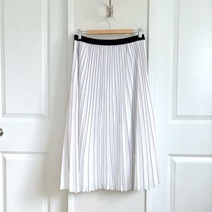 Rare Banana Republic White & Navy Pleated Midi Skirt – Size 6